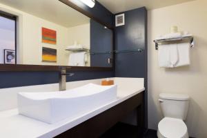 A bathroom at VIVE Hotel Waikiki