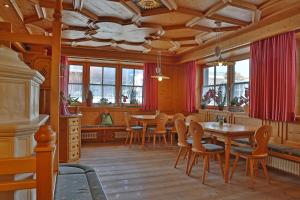 Majoituspaikan Hotel Pörnbacher ravintola tai vastaava paikka