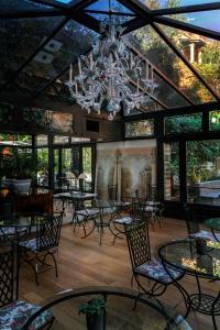 une salle à manger avec un lustre, des tables et des chaises dans l'établissement Hotel Villa San Pio, à Rome