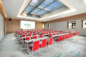 The business area and/or conference room at Holiday Inn Shanghai Nanjing Road, an IHG Hotel