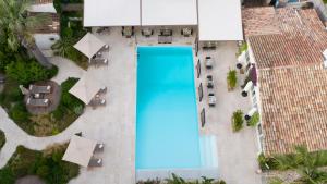 Piscina a La Bastide des Salins o a prop