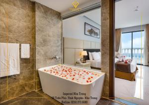 1 dormitorio y baño con bañera. en Imperial Nha Trang, en Nha Trang