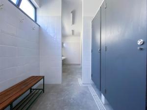 bagno con panca in legno e doccia di Albergue da Juventude a Tancos