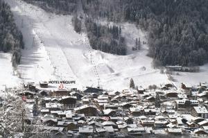 una pequeña ciudad en la nieve con una pista de esquí en Hotel L'Equipe, en Morzine