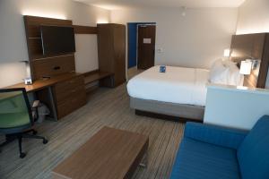 Кровать или кровати в номере Holiday Inn Express & Suites - Merrillville, an IHG Hotel