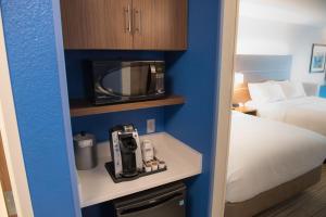 Кровать или кровати в номере Holiday Inn Express & Suites - Merrillville, an IHG Hotel