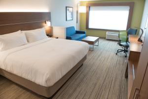 Кровать или кровати в номере Holiday Inn Express & Suites - Merrillville, an IHG Hotel