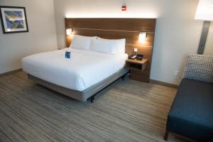 Кровать или кровати в номере Holiday Inn Express & Suites - Merrillville, an IHG Hotel