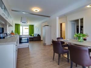 Ett kök eller pentry på Apartment Ankerplatz by Interhome