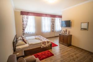 Un pat sau paturi într-o cameră la Toscana Apartman