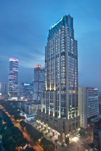 Un palazzo alto in una città di notte di Oakwood Premier Guangzhou a Canton