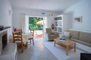 Uma área de estar em Quinta Paraiso da Mia - 1 Bedroom Apartment