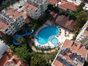 - une vue sur la piscine d'une ville dans l'établissement Melissa Garden Apart Hotel, à Sidé