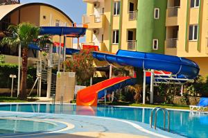 - une piscine avec toboggan dans un complexe dans l'établissement Melissa Garden Apart Hotel, à Sidé