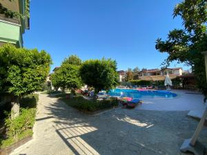 - une vue sur la piscine d'un complexe dans l'établissement Melissa Garden Apart Hotel, à Sidé