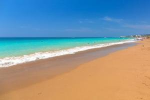 - une plage avec des personnes nageant dans l'océan dans l'établissement Melissa Garden Apart Hotel, à Sidé