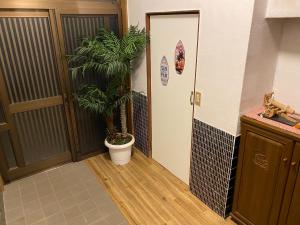 een hal met een deur en een potplant bij Ise Toyohama Villa - Vacation STAY 11133 in Ise