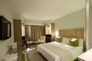 A bed or beds in a room at Golf Royal Hotel