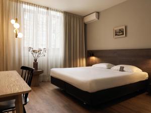 Tempat tidur dalam kamar di Townhouse Apartments Maastricht