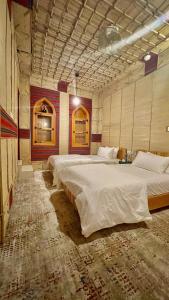 Giường trong phòng chung tại Fort Guesthouse نُزل القلعة