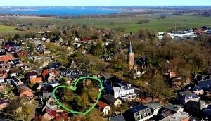 una vista aérea de una ciudad con un corazón verde en GUESTHOUSE in een mooie tuin in het centrum van Zuidlaren!, en Zuidlaren