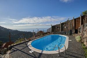 una piscina con vista sulle montagne di Ga281 a Funchal