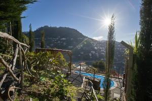 vista su una piscina con una montagna sullo sfondo di Ga281 a Funchal