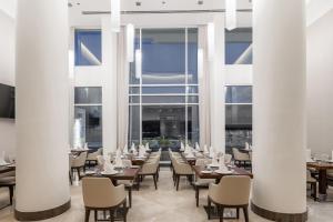 En restaurant eller et andet spisested på Qamar Hotel Jeddah