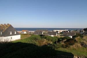 a group of houses on a hill next to the ocean at Hüs Auert Tharep, Wohnung 5 in Hörnum