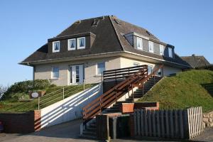 a house on top of a hill with a staircase at Hüs Auert Tharep, Wohnung 5 in Hörnum