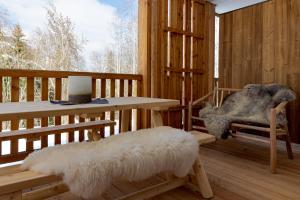 um quarto de madeira com uma mesa e uma mesa e um banco em Le Refuge des Anges em Megève