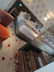 a bedroom with a bed with red flowers on the floor at Zi One Luxury Hotel in Pereira