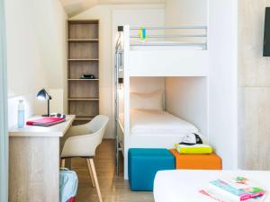 a small room with a bunk bed and a desk at ibis Styles Nieuwpoort in Nieuwpoort