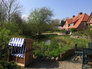 A garden outside Ferienhäuser im Sylter Gartenweg