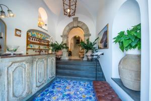 um quarto com uma escada com um vaso grande em Hotel Casa Albertina em Positano