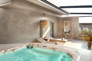 jacuzzi w salonie w obiekcie Elakati Luxury Boutique Hotel - Adults Only w mieście Rodos