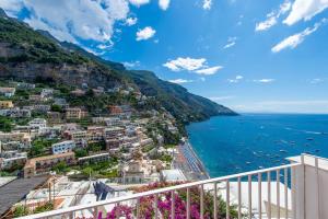 uma vista para o positano na costa amalfi em Hotel Casa Albertina em Positano