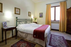 um quarto com uma cama grande e uma janela em B&B Villa Giulia em Saturnia