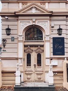 The facade or entrance of Roze Villa