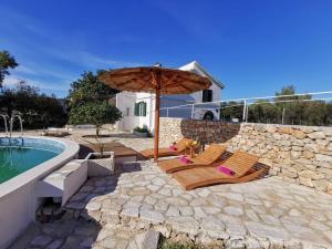 สระว่ายน้ำที่อยู่ใกล้ ๆ หรือใน Hvar Mediterranean Ranch House