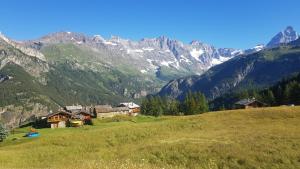 ヴァルトゥルナンシュにあるChalet Le Lisの山を背景にした山の上の家屋群