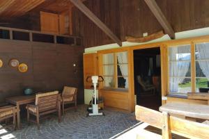 une chambre avec des bancs, une table et des fenêtres dans l'établissement Bauernhaus mit Charme, Traumaussicht und Sauna, à Weggis