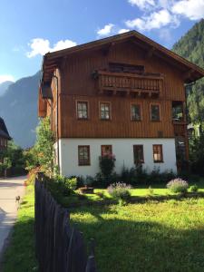 une grande maison en bois au milieu d'une rue dans l'établissement Appartement Emilia, à Hallstatt