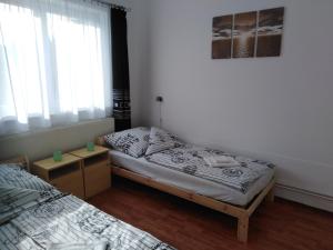 เตียงในห้องที่ Arinza Apartman Vendégház