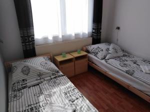 เตียงในห้องที่ Arinza Apartman Vendégház