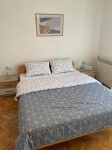 A bed or beds in a room at Apartmani Nedim