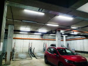 un garage avec une voiture rouge garée à l'intérieur dans l'établissement Central Hotel Sofia, à Sofia