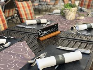 a table with napkins and utensils on top at Schloss Burgellern in Scheßlitz