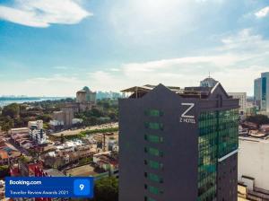 uma vista de um edifício com o sinal de energia z sobre ele em Z HOTEL em Johor Bahru