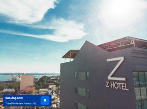 um edifício com uma placa de hotel z em Z HOTEL em Johor Bahru